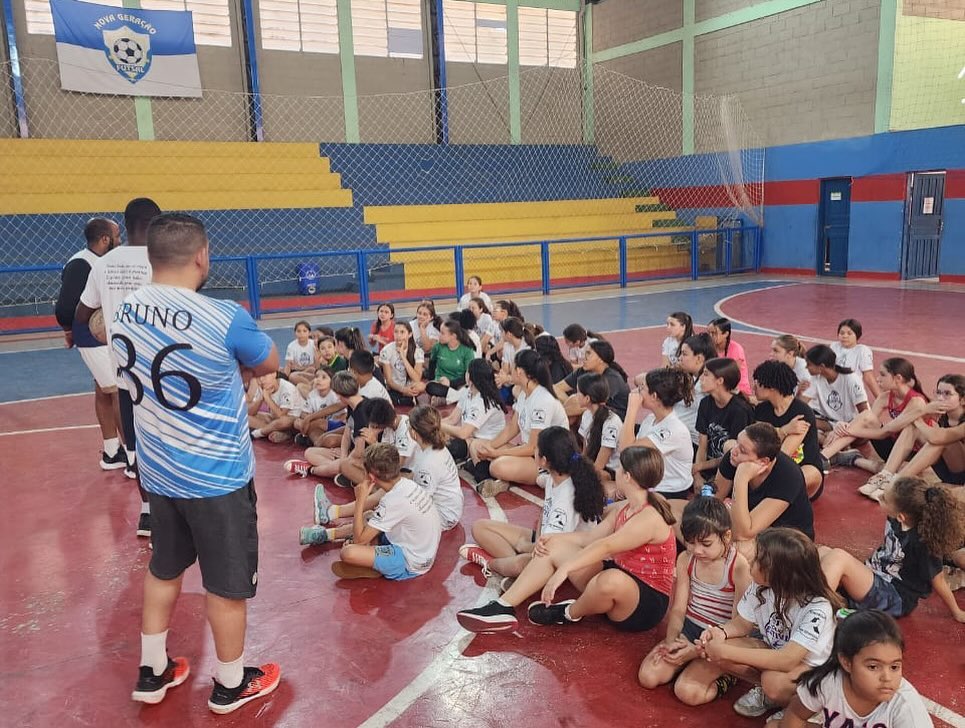 professores conversando com alunos